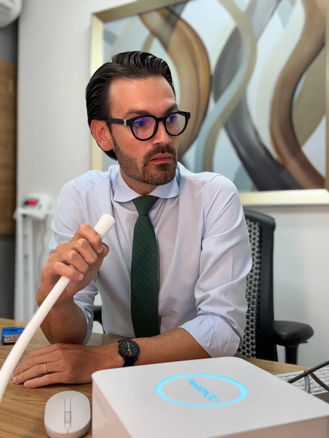 Médico com a peça bucal e o aparelho do teste respiratório